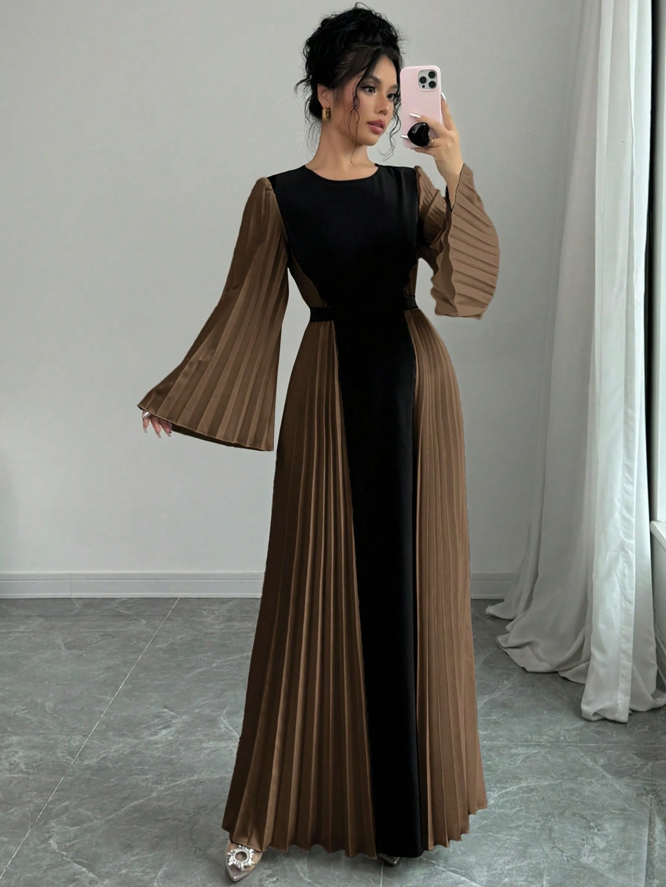 Robe Longue à Manches Évasées et Plissée