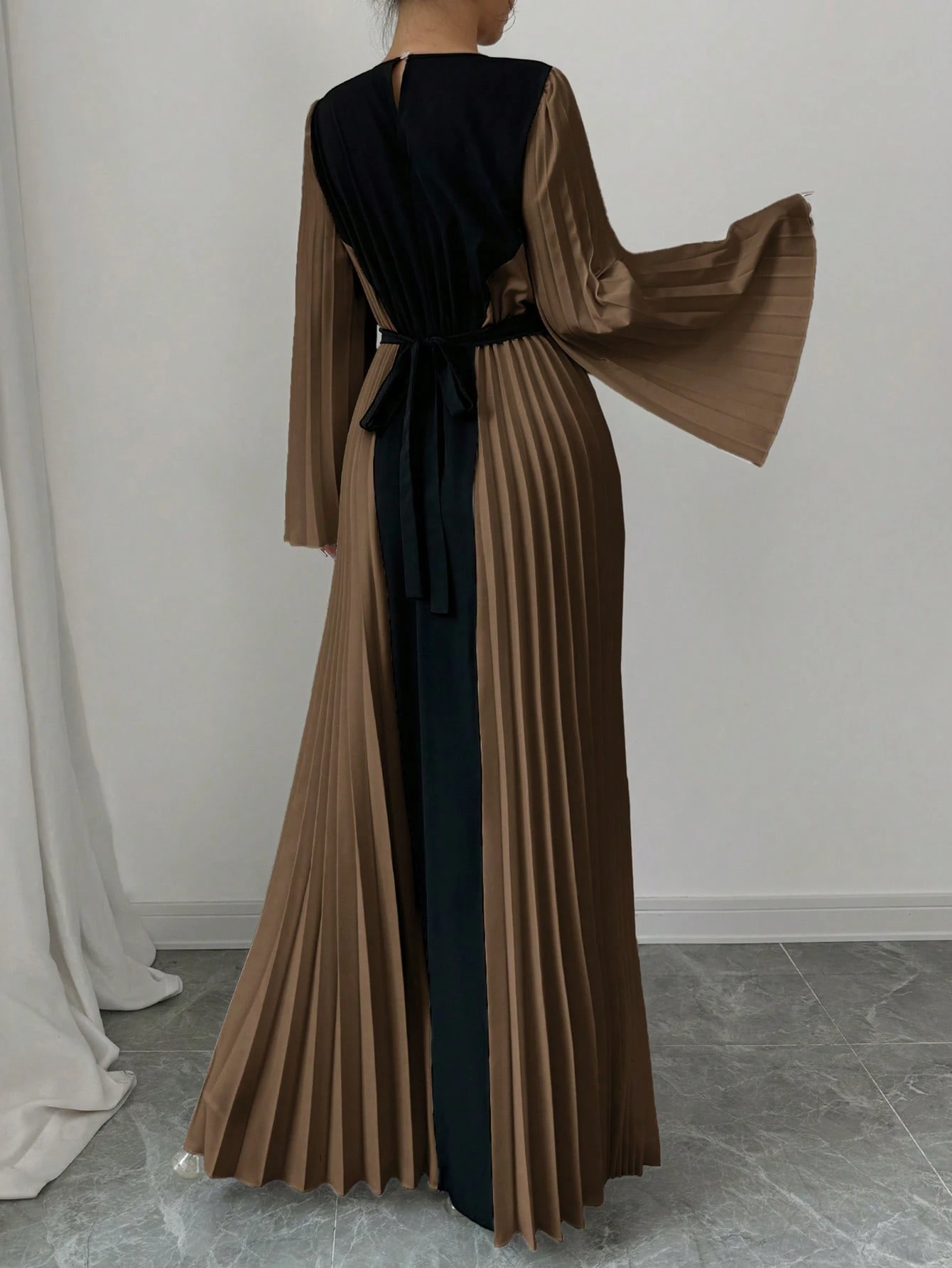 Robe Longue à Manches Évasées et Plissée – Image 3