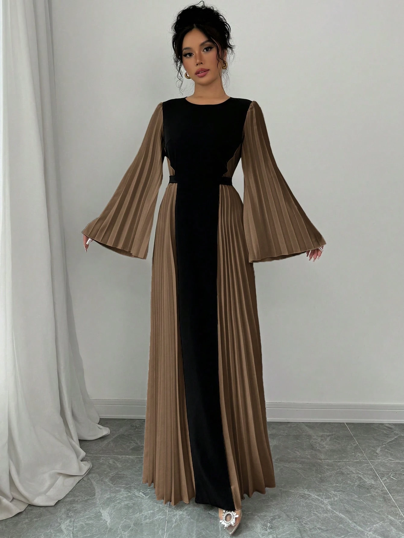 Robe Longue à Manches Évasées et Plissée – Image 5