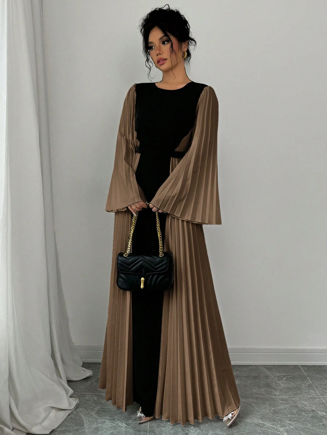 Robe Longue à Manches Évasées et Plissée – Image 7